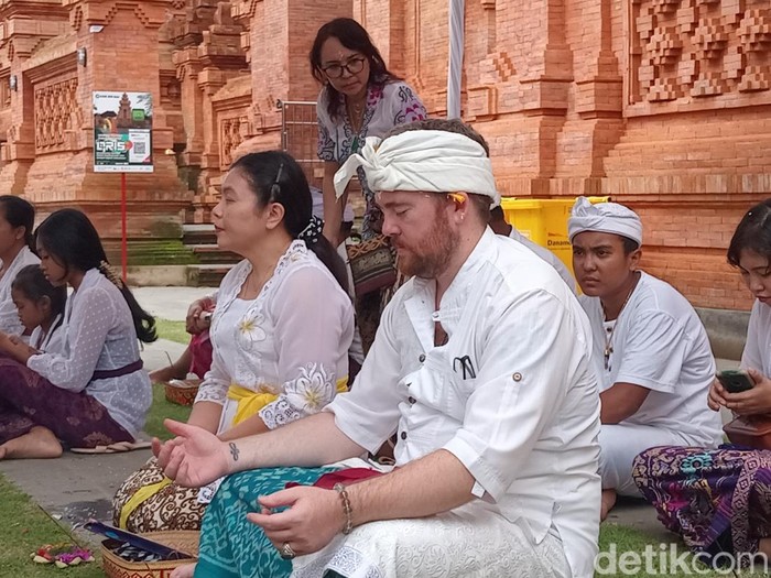Persembahyangan Galungan di Pura Agung Jagatnatha Denpasar, Rabu (28/2/2024). (Aryo Mahendro/detikBali)