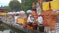 Prosesi persembahyangan Galungan di Pura Agung Jagatnatha Denpasar, (Aryo Mahendro/detikBali)