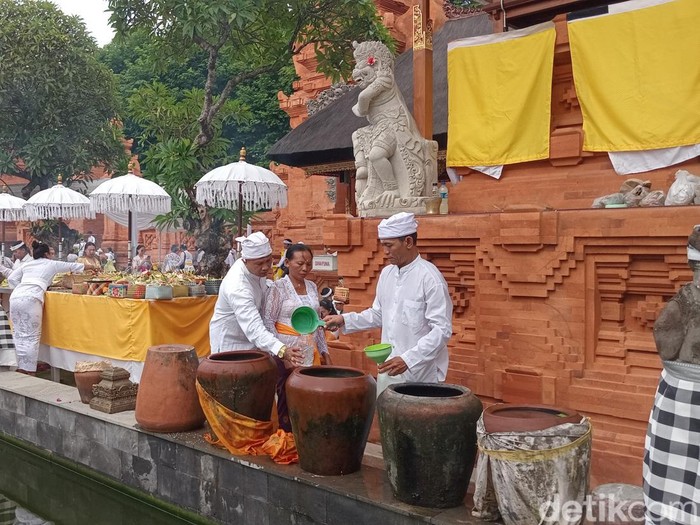 Persembahyangan Galungan di Pura Agung Jagatnatha Denpasar, Rabu (28/2/2024). (Aryo Mahendro/detikBali)