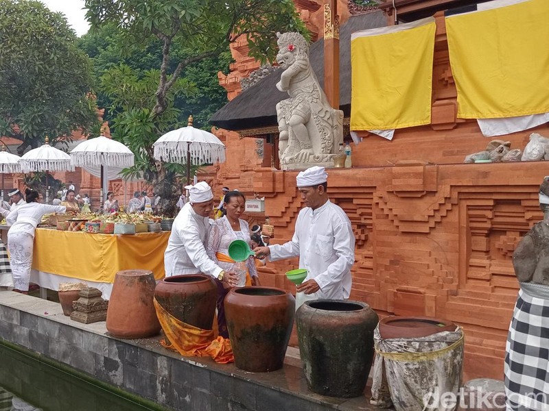 Persembahyangan Galungan di Pura Agung Jagatnatha Denpasar, Rabu (28/2/2024). (Aryo Mahendro/detikBali)