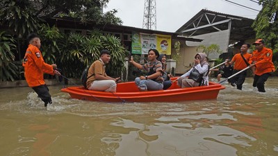 Perumahan di Serang Banjir, Warga Berangkat Kerja Naik Perahu