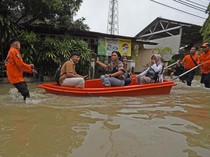 Perumahan di Serang Banjir, Warga Berangkat Kerja Naik Perahu