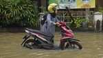 Perumahan di Serang Banjir, Warga Berangkat Kerja Naik Perahu