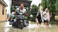 Selain itu diperburuk oleh banyaknya saluran drainase yang tersumbat tertimbun sampah.