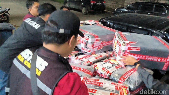 Petugas Bea Cukai Jambi melakukan penindakan operasi rokok ilegal di jasa ekspedisi.