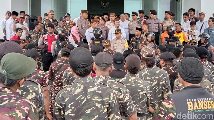 Pj Bupati Pasuruan Andriyanto menemui ratusan Banser yang memprotes pencoretan wajah Gus Irsyad