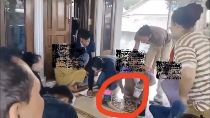 Polisi gerebek emak-emak berjudi berkedok main kelereng.
