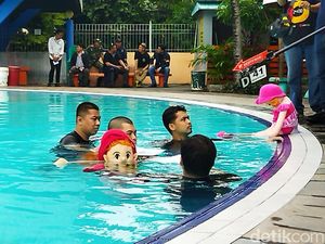 Reka Ulang di Kolam Renang, Sosok Dante Digantikan Boneka Merah