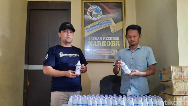 Polisi menunjukkan barang bukti alkohol 70 persen di Tasikmalaya