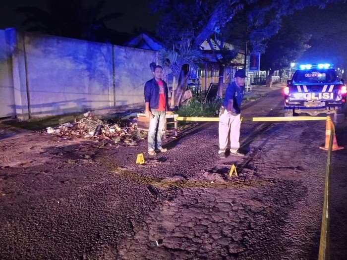 Polisi saat mendatangi lokasi pembacokan di jalan raya Pati-Gabus, Desa Mustokoharjo, Kecamatan Kota, Kabupaten Pati, Rabu (28/2/2024) dini hari.