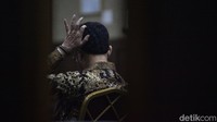SYL juga dijerat pasal dugaan tindak pidana pencucian uang (TPPU). KPK menduga SYL menerima USD 4.000-10.000 per bulan dari para bawahannya.