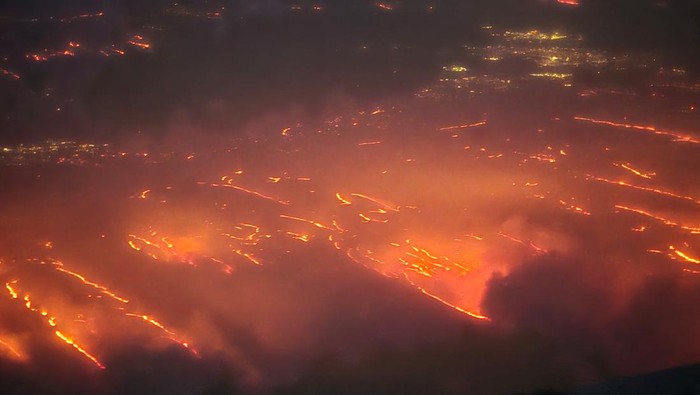 Potret Horor Kebakaran Hutan di Texas yang Semakin Meluas Aerial view of wildfires in Texasm U.S., February 27, 2024 in this picture obtained from social media. Patrick Ryan/via REUTERS THIS IMAGE HAS BEEN SUPPLIED BY A THIRD PARTY. MANDATORY CREDIT. NO RESALES. NO ARCHIVES.