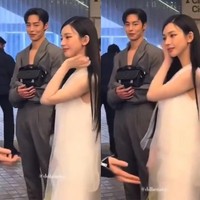 Lee Jae Wook bahkan tertangkap kamera saat tersenyum dan memandangi Karina aespa. Namun, begitu menyadari kamera yang menyorotnya, wajah bintang drama Korea Alchemy of Souls itu berubah datar. Foto: Instagram