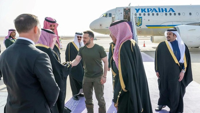 Potret Presiden Ukraina Zelensky Bertemu Putra Mahkota Arab Saudi Ukrainian President Volodymyr Zelenskiy arrives in Riyadh, Saudi Arabia, February 27, 2024. Saudi Press Agency/Handout via REUTERS THIS IMAGE HAS BEEN SUPPLIED BY A THIRD PARTY