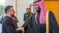 Dalam pertemuan di Riyadh, MBS menegaskan dukungan Saudi terhadap semua upaya penyelesaian krisis serta dukungan terhadap upaya mengurangi dampak kemanusiaan akibat perang yang terus berlangsung. Menurut kantor berita Saudi Press Agency (SPA), Zelensky berterima kasih kepada Saudi atas semua upaya yang dilakukan negara tersebut. Bandar Algaloud/Courtesy of Saudi Royal Court via REUTERS