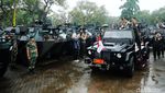 Momen Prabowo Naik Rantis Cek Alutsista di Mabes TNI