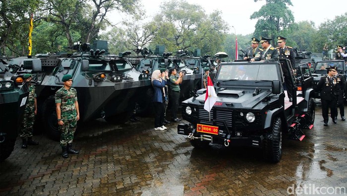 Prabowo Cek Alutsista di Mabes TNI Menteri Pertahanan Prabowo Subianto telah dianugerahi Jenderal Kehormatan oleh Presiden Joko Widodo (Jokowi). Usai penganugerahan itu, Prabowo bersama Panglima TNI Jenderal Agus Subiyanto dan Kapolri Jenderal Listyo Sigit Prabowo mengecek alat utama sistem persenjataan (alutsista) di Mabes TNI, Cilangkap, Jakarta Timur, Rabu (28/2/2024).