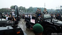 Prabowo bersama Agus Subiyanto dan Listyo Sigit mengecek Alutsista dengan menaiki kendaraan taktis.  