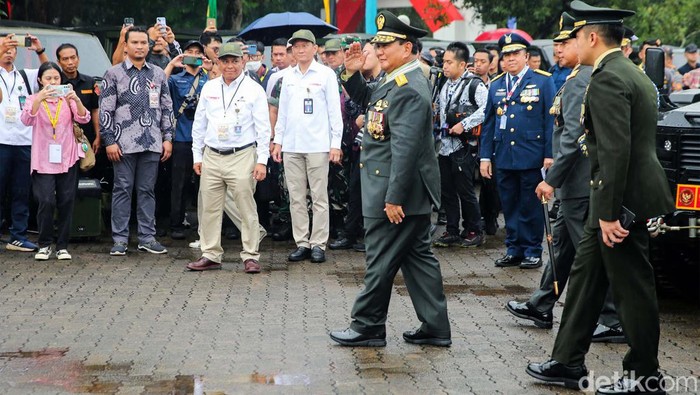 Menteri Pertahanan Prabowo Subianto telah dianugerahi Jenderal Kehormatan oleh Presiden Joko Widodo (Jokowi). Usai penganugerahan itu, Prabowo bersama Panglima TNI Jenderal Agus Subiyanto dan Kapolri Jenderal Listyo Sigit Prabowo mengecek alat utama sistem persenjataan (alutsista) di Mabes TNI, Cilangkap, Jakarta Timur, Rabu (28/2/2024).