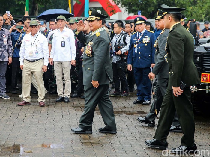 Menteri Pertahanan Prabowo Subianto telah dianugerahi Jenderal Kehormatan oleh Presiden Joko Widodo (Jokowi). Usai penganugerahan itu, Prabowo bersama Panglima TNI Jenderal Agus Subiyanto dan Kapolri Jenderal Listyo Sigit Prabowo mengecek alat utama sistem persenjataan (alutsista) di Mabes TNI, Cilangkap, Jakarta Timur, Rabu (28/2/2024).