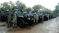 Rantis buatan Pindad dihadirkan dalam acara tersebut.  