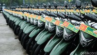 Di antara rantis yang dipamerkan juga terlihat deretan kendaraan bermotor milik TNI AD.  