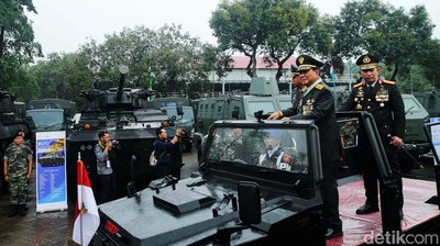 Momen Prabowo Naik Rantis Cek Alutsista di Mabes TNI