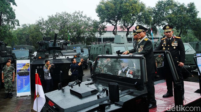 Prabowo Cek Alutsista di Mabes TNI Menteri Pertahanan Prabowo Subianto telah dianugerahi Jenderal Kehormatan oleh Presiden Joko Widodo (Jokowi). Usai penganugerahan itu, Prabowo bersama Panglima TNI Jenderal Agus Subiyanto dan Kapolri Jenderal Listyo Sigit Prabowo mengecek alat utama sistem persenjataan (alutsista) di Mabes TNI, Cilangkap, Jakarta Timur, Rabu (28/2/2024).
