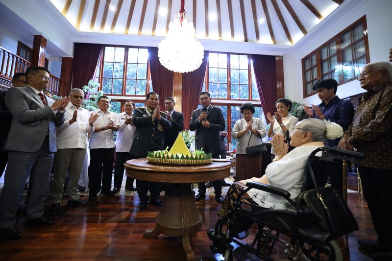 Setelah dianugerahi pangkat jenderal kehormatan dari Presiden Jokowi, Menhan Prabowo Subianto menggelar syukuran bersama keluarganya di kediaman. (Foto: dok. Istimewa)