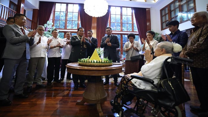 Setelah dianugerahi pangkat jenderal kehormatan dari Presiden Joko Widodo (Jokowi), Menteri Pertahanan (Menhan) Prabowo Subianto menggelar syukuran bersama keluarganya di kediaman. Dalam momen itu, Prabowo juga sungkem dengan  Sukartini Silitonga-Djojohadikusumo.