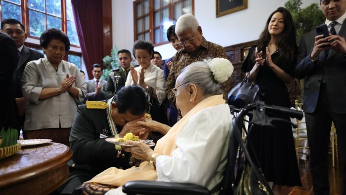 Setelah dianugerahi pangkat jenderal kehormatan dari Presiden Joko Widodo (Jokowi), Menteri Pertahanan (Menhan) Prabowo Subianto menggelar syukuran bersama keluarganya di kediaman. Dalam momen itu, Prabowo juga sungkem dengan  Sukartini Silitonga-Djojohadikusumo.