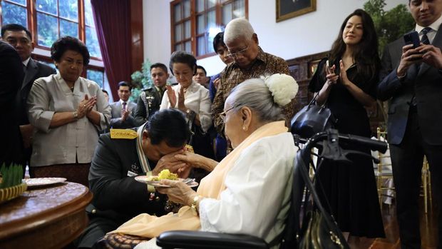 Setelah dianugerahi pangkat jenderal kehormatan dari Presiden Joko Widodo (Jokowi), Menteri Pertahanan (Menhan) Prabowo Subianto menggelar syukuran bersama keluarganya di kediaman. Dalam momen itu, Prabowo juga sungkem dengan  Sukartini Silitonga-Djojohadikusumo.