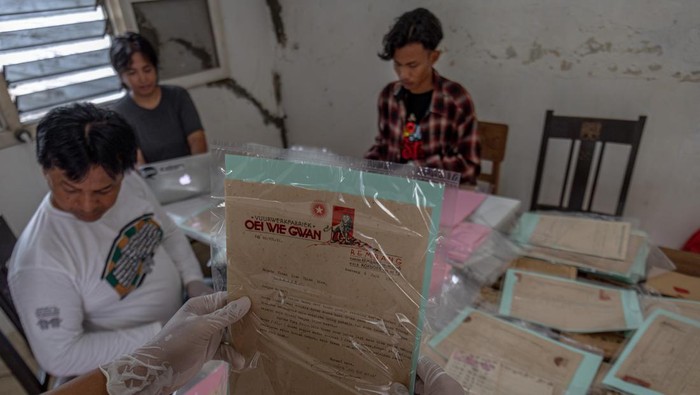 Sejumlah pegiat pelestarian budaya yang tergabung dalam Yayasan Lasem Heritage melakukan preservasi arsip perdagangan batik Lasem di Museum Nyah Lasem, Desa Karangturi, Kecamatan Lasem, Kabupaten Rembang, Jawa Tengah, Rabu (28/2/2024). Ratusan khazanah arsip yang dikumpulkan sejak tahun 2016 dari sejumlah warga di Kawasan Cagar Budaya Lasem berisi informasi jaringan perdagangan batik Lasem di wilayah Indonesia, Singapura, dan Malaysia antara tahun 1900-1941 itu sedang diajukan untuk menjadi arsip Memori Kolektif Bangsa yang diselenggarakan Arsip Nasional Republik Indonesia (ANRI). ANTARA FOTO/Aji Styawan/aww.