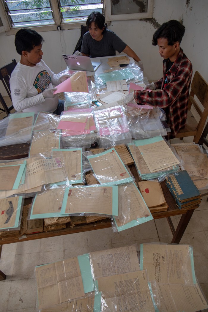 Sejumlah pegiat pelestarian budaya yang tergabung dalam Yayasan Lasem Heritage melakukan preservasi arsip perdagangan batik Lasem di Museum Nyah Lasem, Desa Karangturi, Kecamatan Lasem, Kabupaten Rembang, Jawa Tengah, Rabu (28/2/2024). Ratusan khazanah arsip yang dikumpulkan sejak tahun 2016 dari sejumlah warga di Kawasan Cagar Budaya Lasem berisi informasi jaringan perdagangan batik Lasem di wilayah Indonesia, Singapura, dan Malaysia antara tahun 1900-1941 itu sedang diajukan untuk menjadi arsip Memori Kolektif Bangsa yang diselenggarakan Arsip Nasional Republik Indonesia (ANRI). ANTARA FOTO/Aji Styawan/aww.