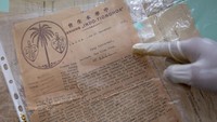 Pegiat pelestarian budaya yang tergabung dalam Yayasan Lasem Heritage melakukan preservasi arsip perdagangan batik Lasem di Museum Nyah Lasem, Desa Karangturi, Kecamatan Lasem, Kabupaten Rembang, Jawa Tengah, Rabu (28/2/2024).