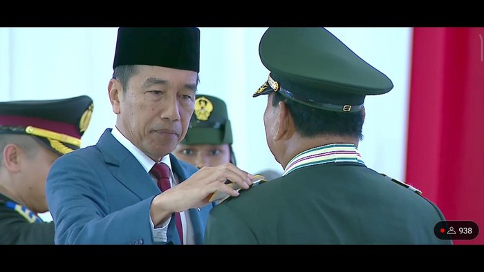 Presiden Joko Widodo menyematkan pangkat kehormatan Jenderal TNI kepada Prabowo Subianto. Acara penyematan digelar di Mabes TNI Cilangkap, Rabu (28/2) pagi.