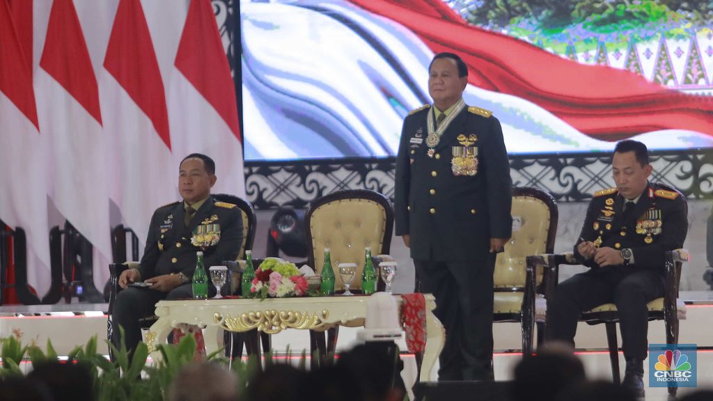 Presiden Joko Widodo secara resmi menganugerahkan kenaikan pangkat secara istimewa kepada Menteri Pertahanan Prabowo Subianto menjadi Jenderal TNI Kehormatan Purnawirawan dalam Rapat Pimpinan TNI/Polri di GOR Ahmad Yani, Markas Besar TNI, Cilangkap, Jakarta Timur, Rabu (28/2/2024). (CNBC Indonesia/Muhammad Sabki)