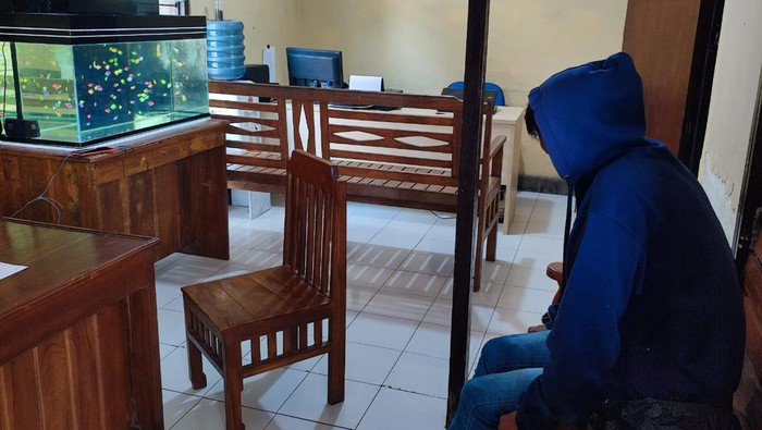 Pria beristri pencuri CD perempuan di Ponorogo saat diamankan