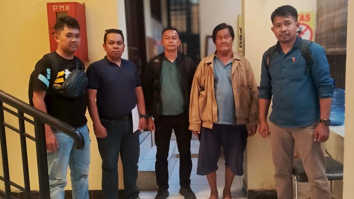 Pria lansia pelaku pemerkosaan bocah 10 tahun di Gowa (jaket kuning).