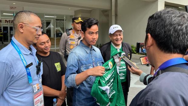 Gusti Randa dan Gibran Rakabuming Raka saat menyaksikan laga PSS Sleman vs Persita Tangerang, Selasa (27/2/2024).