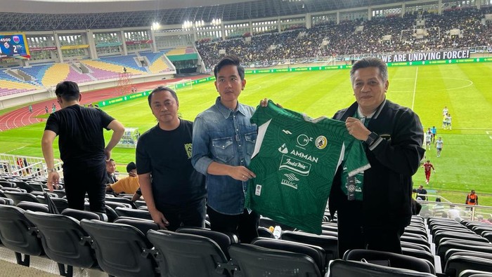 Gusti Randa dan Gibran Rakabuming Raka saat menyaksikan laga PSS Sleman vs Persita Tangerang, Selasa (27/2/2024).