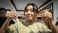 Seorang penyandang disabilitas menunjukkan kopi buatannya saat mengikuti pelatihan barista di Sunyi Akademi, Jakarta, Selasa (27/2/2024).