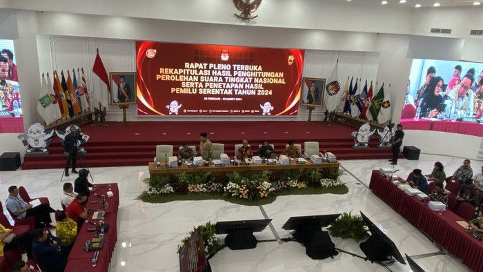 KPU menggelar rapat pleno terbuka rekapitulasi penghitungan suara Pemilu 2024 secara nasional yang melibatkan saksi partai politik hingga paslon capres-cawapres. Dalam rapat itu, saksi paslon mengkritik Sistem Informasi Rekapitulasi Elektronik (Sirekap) yang digunakan KPU.
