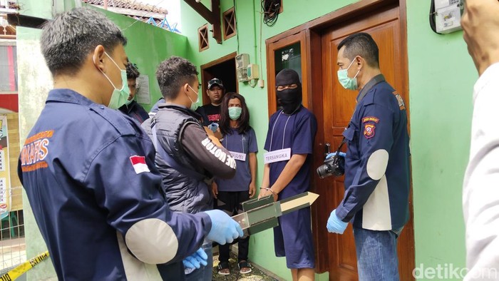 Rekonstruksi pembunuhan waria di Kuningan, Rabu (28/2/2024).