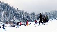 Gulmarg menawarkan pengalaman musim dingin yang tiada duanya. Dengan nama yang berarti padang rumput bunga, tempat ini sudah menjadi tujuan musim panas yang populer ketika pertama kali didirikan sebagai klub ski pada tahun 1927 oleh British Raj, yang memerintah India dari tahun 1858 hingga 1947.
