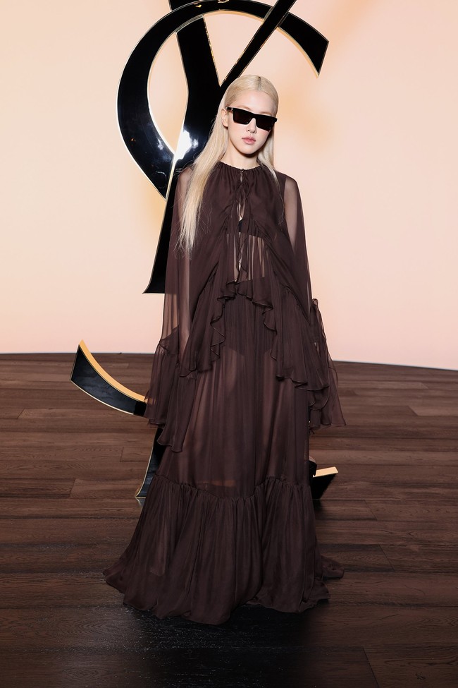 Rose BLACKPINK tampil badass memakai gaun transparan yang mengekspos underwear-nya dan kacamata hitam. Penampilannya di Saint Laurent Fall/Winter 2024 show pada Selasa (27/2/2024) mengobati kangen penggemar. Foto: dok. Getty Images