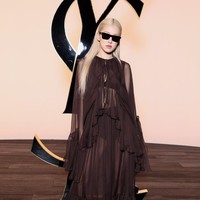 Rose BLACKPINK tampil badass memakai gaun transparan yang mengekspos underwear-nya dan kacamata hitam. Penampilannya di Saint Laurent Fall/Winter 2024 show pada Selasa (27/2/2024) mengobati kangen penggemar. Foto: dok. Getty Images