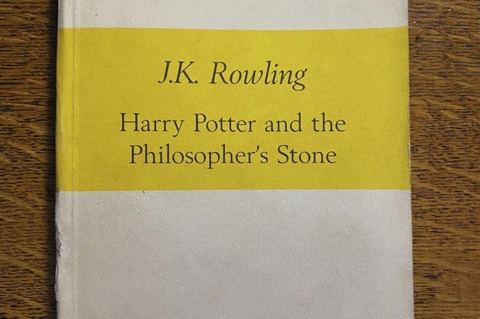 Salinan Pertama Buku Harry Potter and the Philosophers Stone Salinan Pertama Buku Harry Potter and the Philosophers Stone