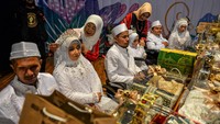 Petugas merias calon pengantin difabel saat nikah massal di Taman Budaya, Bandung, Jawa Barat, Rabu (28/2/2024).   