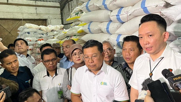 Satgas Pangan Polda Metro Jaya meninjau ketersediaan beras di Pasar Induk Beras Cipinang (PIBC), Jakarta Timur.